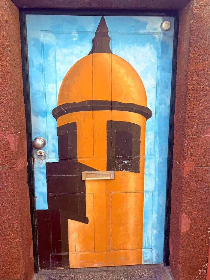 Bunt bemalte Türen findet man in der Straße Rua de Santa Maria in Madeira.