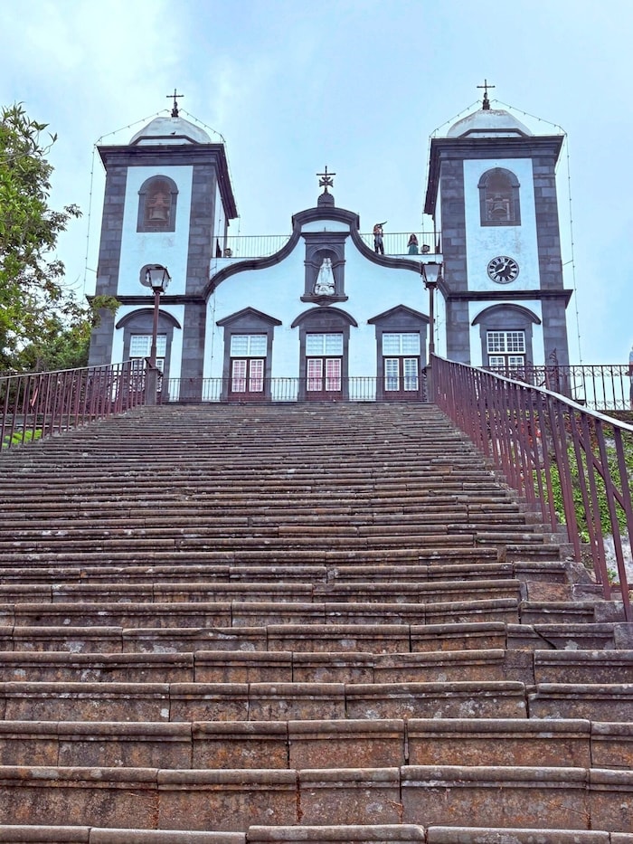Die Kirche Nossa Senhora do Monte mit dem Denkmal Kaiser Karls. Im Inneren ruht sein Exilsarg.