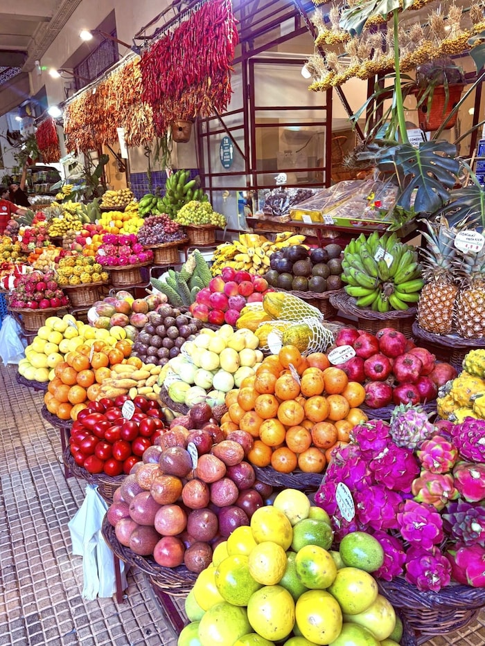 Subtropische Früchte, Blumen und Gemüse in der Markthalle Mercado dos Lavradores.