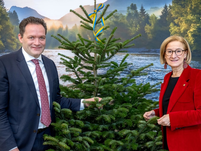 Landeshauptfrau Johanna Mikl-Leitner überreichte Landwirtschaftsminister Norbert Totschnig einen ...