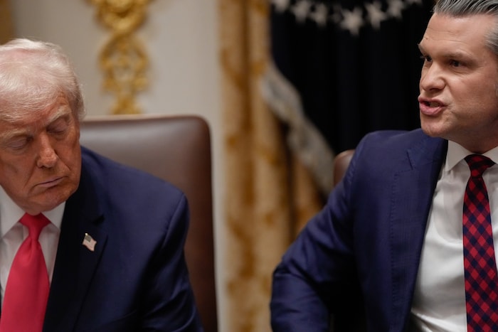 Präsident Trump mit Minister Hegseth bei einer Kabinettsitzung