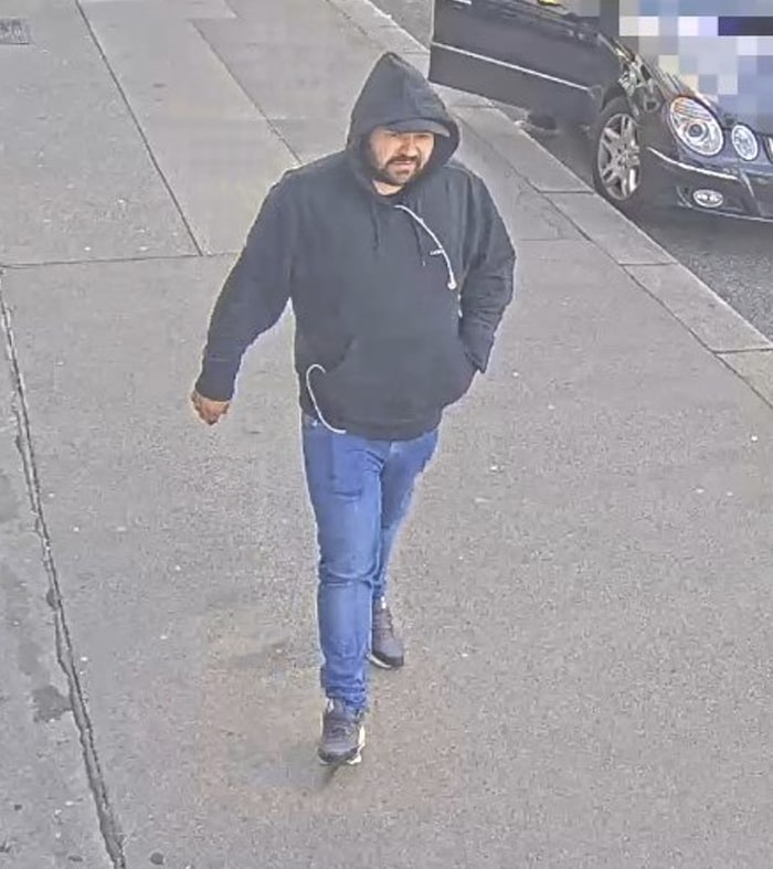 Die Polizei sucht diesen Mann.