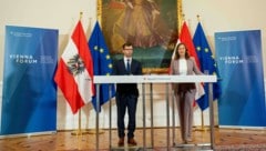 Ministerin Plakolm, hier mit ihrem ungarischen Kollegen János Bóka, schmiedet bereits erste ...