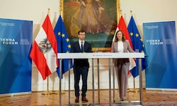 Ministerin Plakolm, hier mit ihrem ungarischen Kollegen János Bóka, schmiedet bereits erste ...