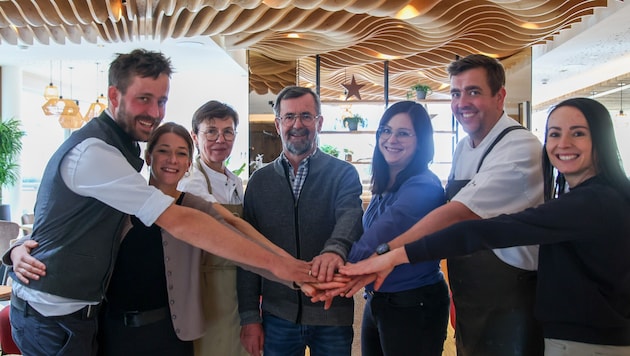 Die ganze Familie packt im Neubergerhof an: Martin und Manuela, die Seniorchefs Maria und ...