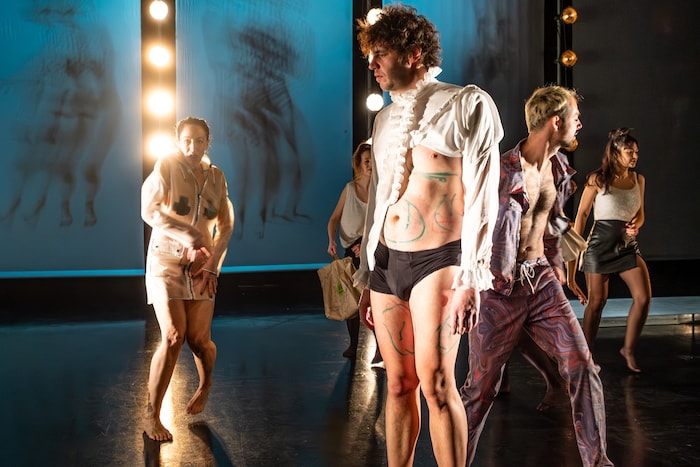 Benjamin Vanyek (Mitte) wird von Thomas Kolle (re.) mit Markern degradiert – harte Bandagen.