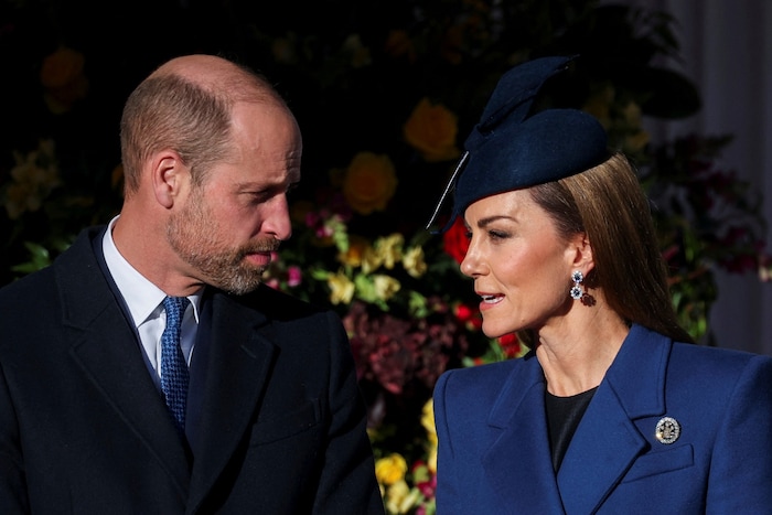 Zum recycelten Weihnachtslook kombinierte Kate eine Brosche von Prinzessin Diana.