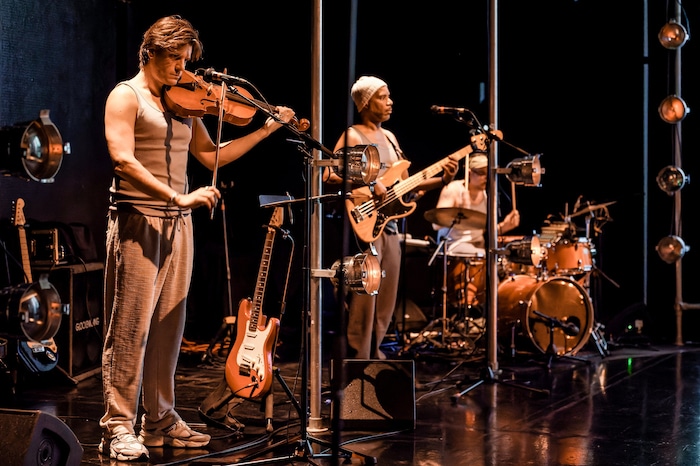 Die Musiker Jean Phillip Oliver Viol, Pete Simpson und Andreas Dauböck liefern den teils ...