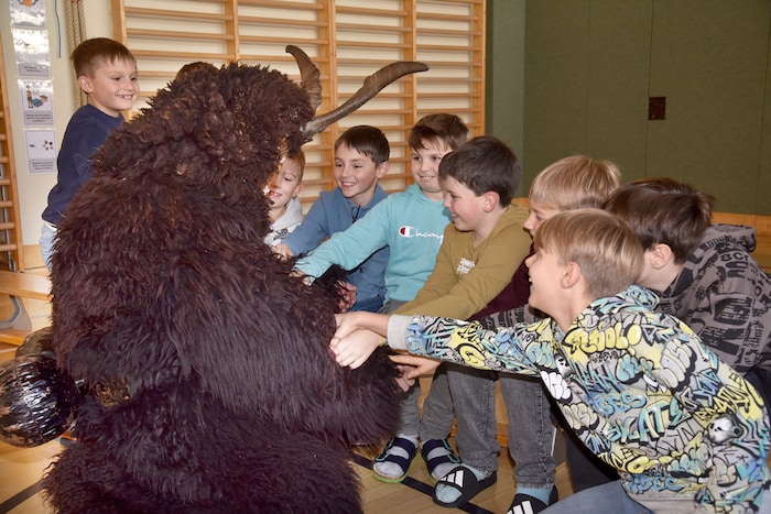 Krampusse sind eigentlich nicht zum Davonlaufen, sondern können auch angefasst werden: ...