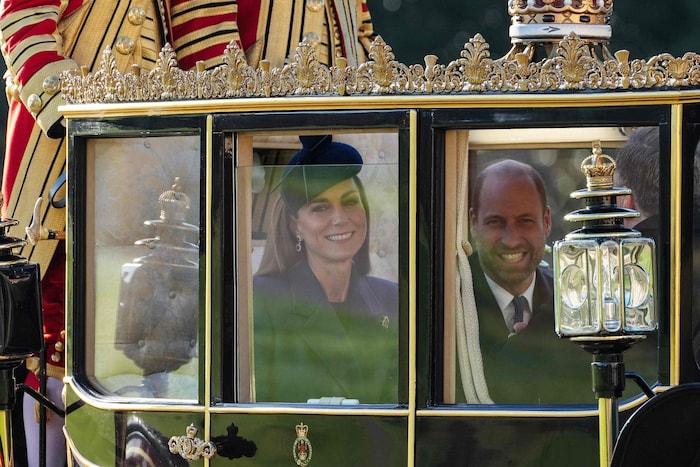 In der Kutsche ging es für Kate und William schließlich nach Schloss Windsor.