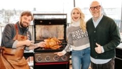 Grillweltmeister Patrick Bayer verwöhnte nicht nur Silvia Schneider und Daniel Ipser mit ...