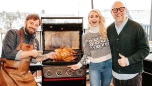 Grillweltmeister Patrick Bayer verwöhnte nicht nur Silvia Schneider und Daniel Ipser mit ...