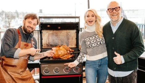 Grillweltmeister Patrick Bayer verwöhnte nicht nur Silvia Schneider und Daniel Ipser mit ...