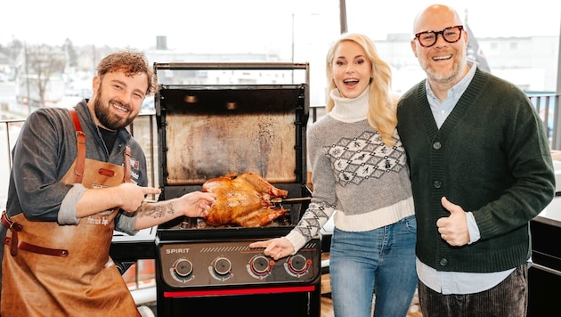 Grillweltmeister Patrick Bayer verwöhnte nicht nur Silvia Schneider und Daniel Ipser mit ...