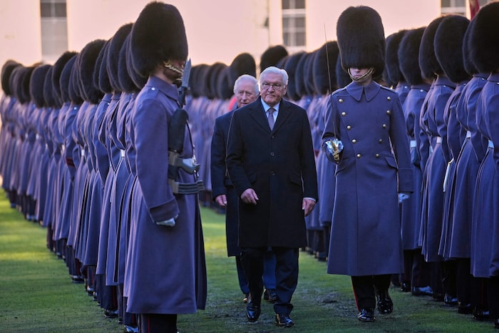 Dort wurde der deutsche Bundespräsident mit militärischen Ehren empfangen.