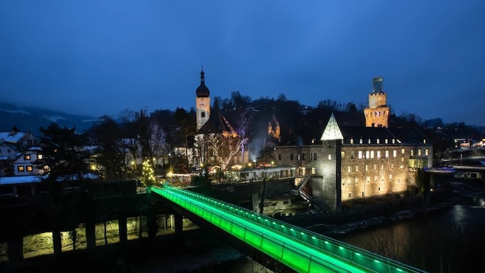 Waidhofen an der Ybbs mit prächtig beleuchtetem Schloss Rothschild.