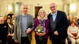Bürgermeister Wolfgang Übl (rechts) dankte dem Ehepaar Herwig und Eva Schatzl im Pfarrzentrum ...