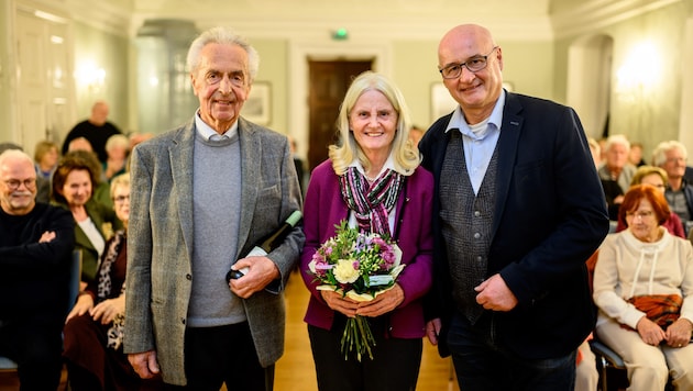 Bürgermeister Wolfgang Übl (rechts) dankte dem Ehepaar Herwig und Eva Schatzl im Pfarrzentrum ...