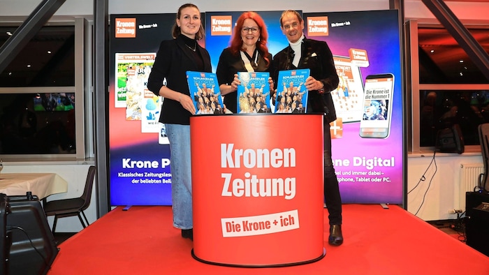 Redakteurin Nicole Greiderer (li.) überreichte das Schlagzeilenbuch an Bildungs-LR Cornelia ...