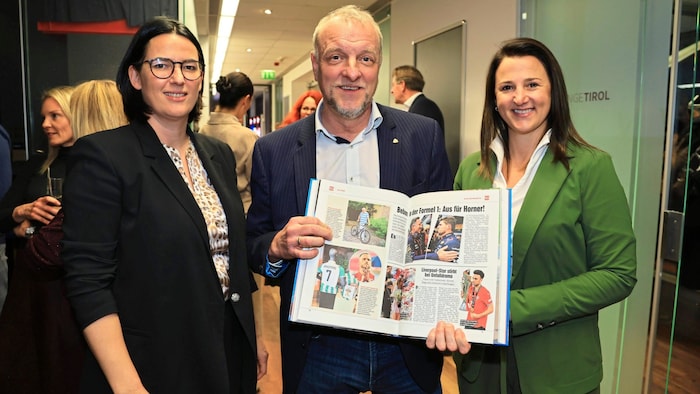 Wirtschaftskammer-Präsidentin Barbara Thaler (li.) und Landesrätin Astrid Mair mit Markus ...