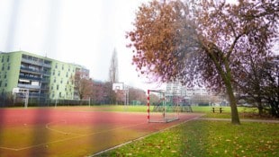 Der Ballspielplatz bleibt erhalten, die Wiese wird verbaut.