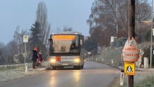 Warten auf den nächsten Bus...oft fahren Elternteile ihre Kinder lieber mit dem Auto zur ...
