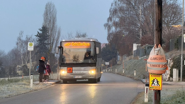 Warten auf den nächsten Bus...oft fahren Elternteile ihre Kinder lieber mit dem Auto zur Schule.