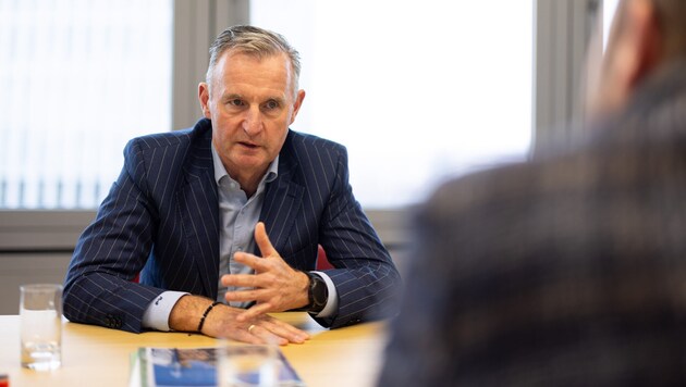 Peter Weinelt, Generaldirektor der Wiener Stadtwerke, im Gespräch mit „Krone“-Redakteur Philipp ...