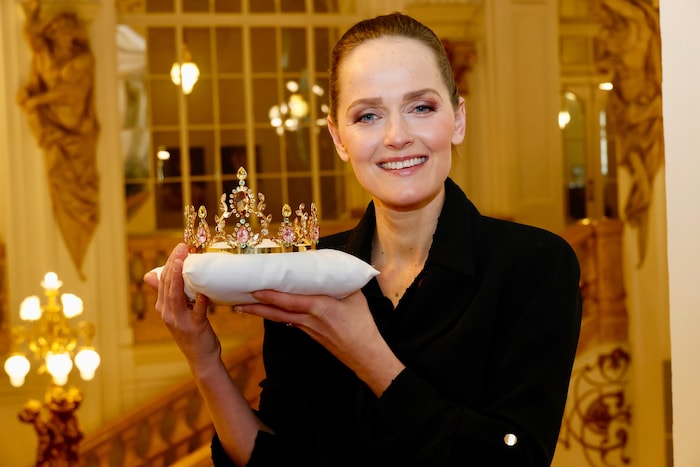 Eva Poleschinski mit dem neuen Diadem zum Motto „La dolce vita“