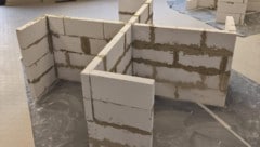 Das fertige Mauerwerk: Das klar erkennbare Zeichen wurde laut Angaben der Schule rasch gemeldet ...