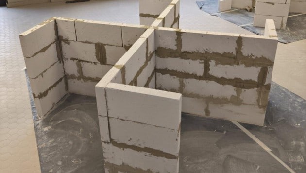 Das fertige Mauerwerk: Das klar erkennbare Zeichen wurde laut Angaben der Schule rasch gemeldet ...