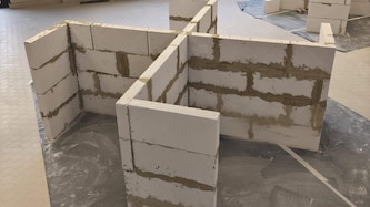 Jenes gemauerte Hakenkreuz, das in einer Schule angefertigt wurde, sorgt für Empörung.