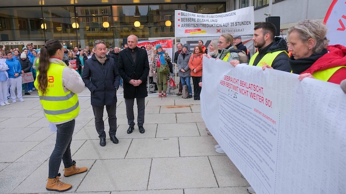 An die Geschäftsführer Walter Kneidinger (li.) und Hubert Eisl wurden mehr als 6000 ...