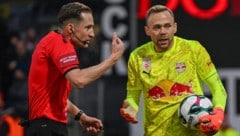 Referee Ciochirca (li.) und Bullen-Goalie Schlager.