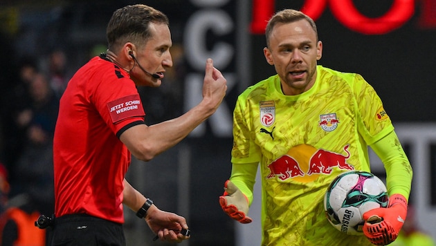 Referee Ciochirca (li.) und Bullen-Goalie Schlager.