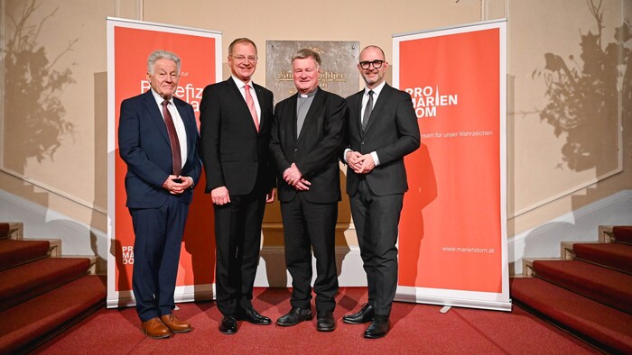 Von links: Alt-LH Josef Pühringer, LH Thomas Stelzer, Bischof Manfred Scheuer und der Linzer ...