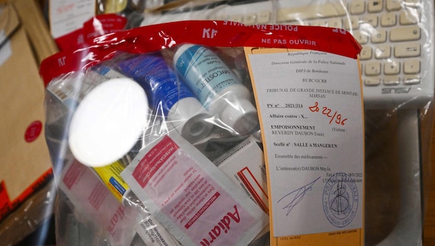 In Frankreich wird einer 53-Jährigen vorgeworfen, ihre beiden Töchter durch Medikamente ...