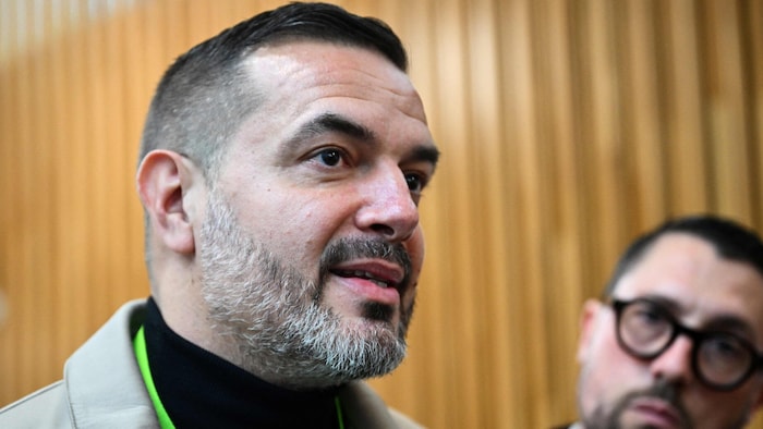 Der Ex-Mann der angeklagten Frau wirft ihr vor, die Töchter psychisch unter Druck gesetzt zu ...