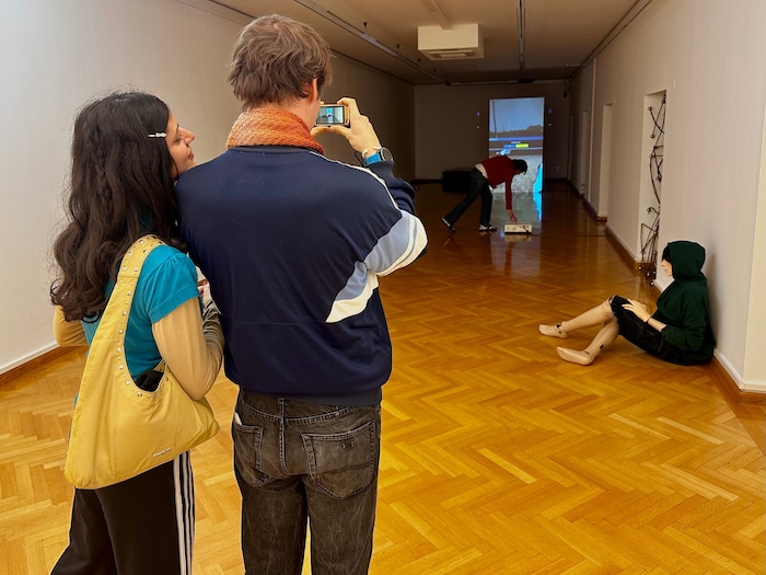 Bildschirm im Bildschirm: Nika und Valentin fotografieren die Schau.