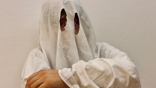 Der Geist bewegt sich, blinzelt und schaut Besucher direkt an.