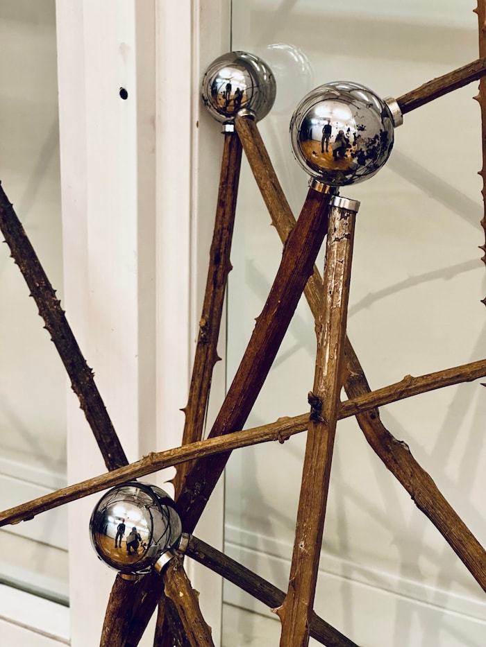 Die silbern glänzenden Kugeln erinnern an Kusama.