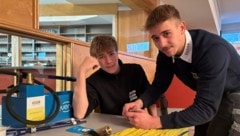 Installateurslehrling Marco Ster-Stadlober (re.) mit Schüler Samuel.