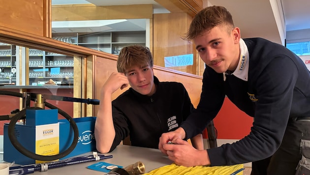 Installateurslehrling Marco Ster-Stadlober (re.) mit Schüler Samuel.
