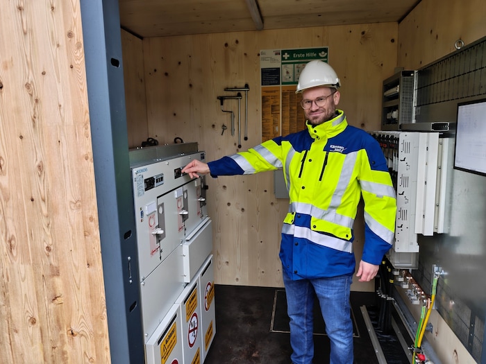 In einer Hälfte findet sich die Schaltanlage.