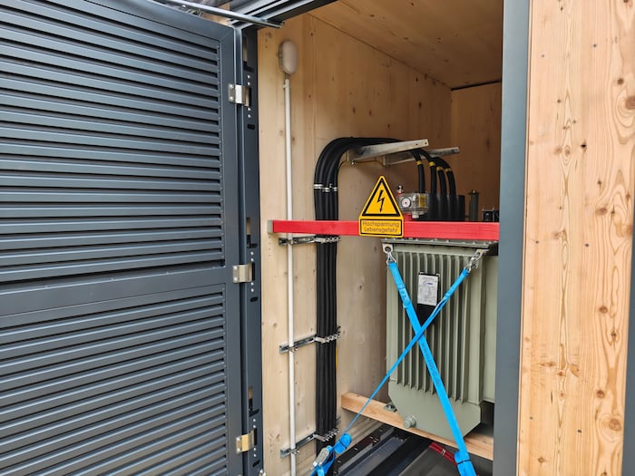 In der anderen Hälfte der Transformator selbst.