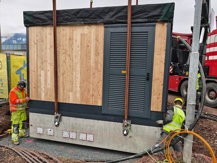 Die Trafostation wiegt rund 14 Tonnen.