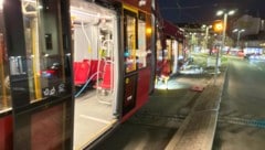 Die Doppelgarnitur der Straßenbahn entgleiste.