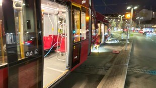 Die Doppelgarnitur der Straßenbahn entgleiste.