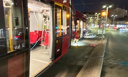 Die Doppelgarnitur der Straßenbahn entgleiste.