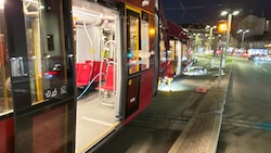 Die Doppelgarnitur der Straßenbahn entgleiste.
